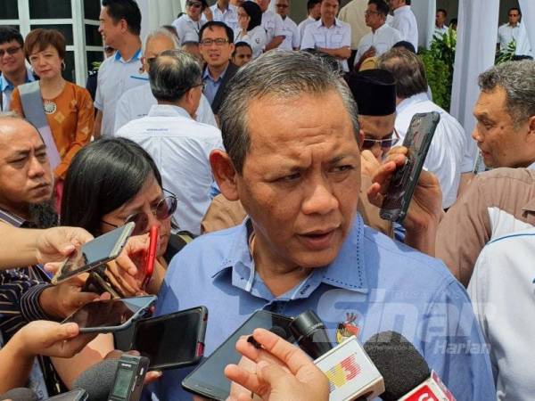 Aminuddin pada sidang akhbar selepas majlis perasmian Stesen Janakuasa Jimah East Power di sini hari ini. 