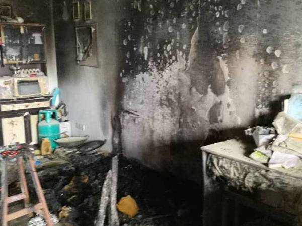 Sebahagian ruang tamu yang menempatkan dapur sementara terbakar.