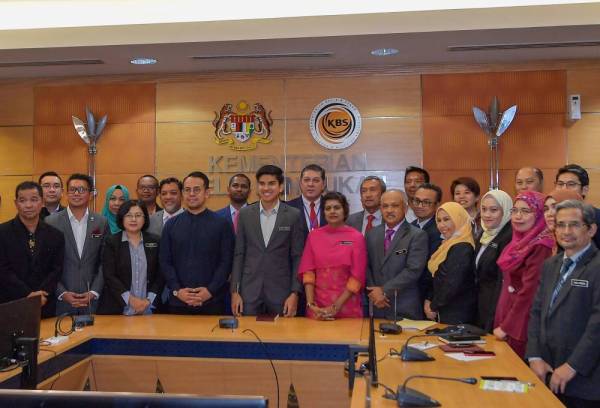 Syed Saddiq bersama bekas timbalannya Steven Sim Chee Keong bergambar kenangan bersama warga kerja KBS pada majlis perpisahannya di Menara KBS hari ini. -Foto Bernama