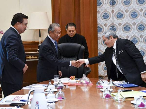 Muhyiddin Yassin (dua dari kiri) bersalaman dengan Ketua Setiausaha Perbendaharaan, Tan Sri Ahmad Badri Mohd Zahir (kanan) pada majlis taklimat berkenaan ekonomi dan kewangan oleh Kementerian Kewangan di Bangunan Perdana Putra hari ini.
Turut hadir Ketua Setiausaha Negara Datuk Seri Mohd Zuki Ali (kiri). - Foto Bernama