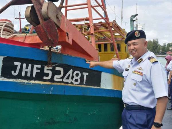 Muhammad Suffi menunjukkan salah sebuah bot ditahan menggunakan nombor pendaftaran tempatan.