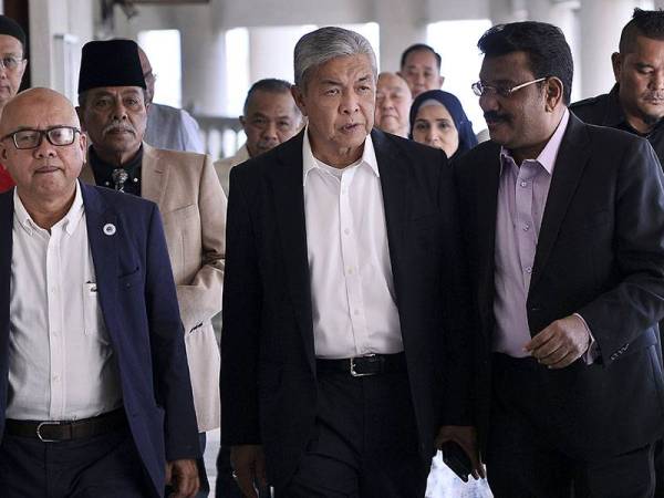 Ahmad Zahid (tengah) hadir pada perbicaraan kesnya di Mahkamah Tinggi hari ini.
- Foto Bernama