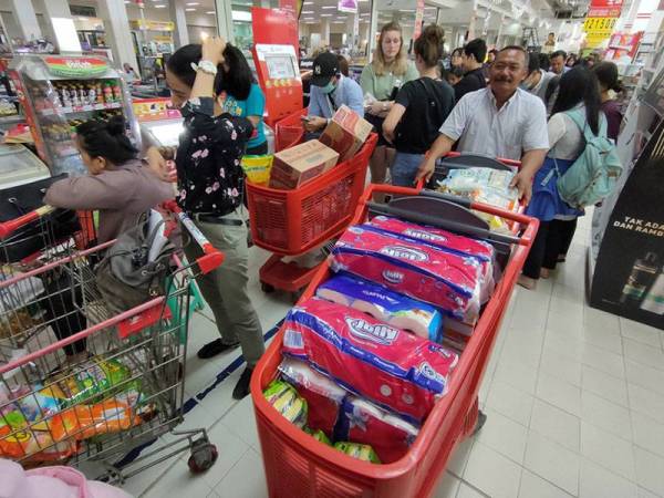 Ramai penduduk di Indonesia mula membeli barangan secara pukal selepas Indonesia mengesahkan kes pertama Covid-19. - Foto Agensi