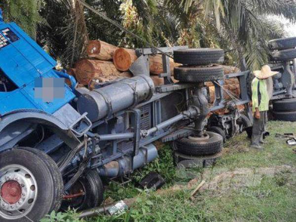 Kemalangan membabitkan sebuah treler membawa muatan balak dengan sebuah kereta di Jalan Bukit Teh menghala Jawi, Seberang Perai Selatan petang tadi.