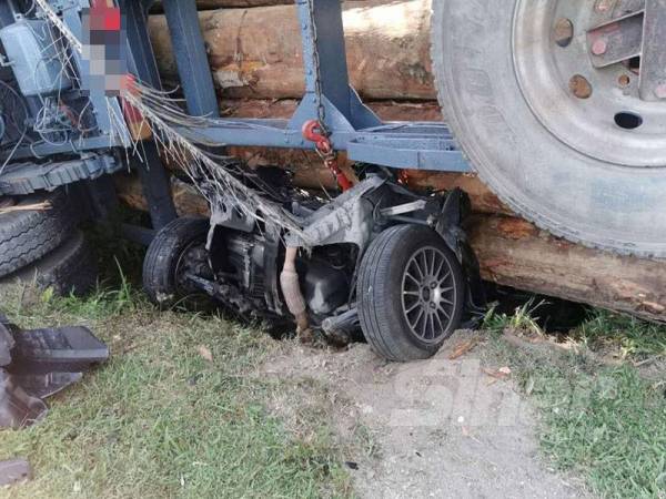 Bomba mengambil masa tiga jam untuk mengeluarkan mayat mangsa yang tersepit.