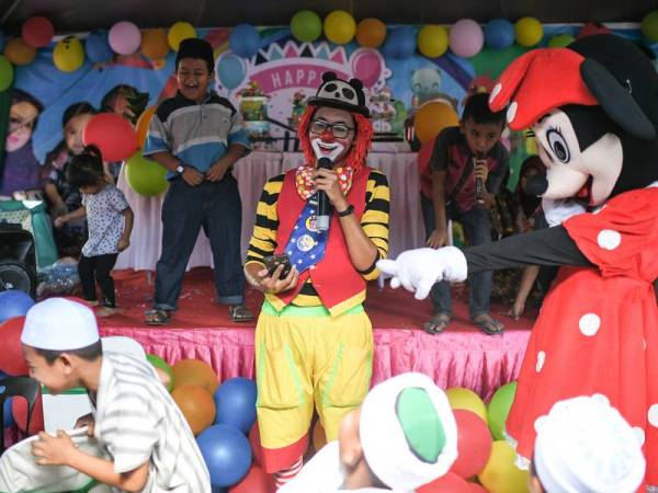 Penghibur profesional dan pemilik Kedah Mascot Services, Amirul Hidayat Zulkifle,29, menjadikan kerjaya sebagai badut antara sumber pendapatan utama, selain melakukan persembahan lain seperti maskot dan ahli silap mata di majlis atau program tertentu atas jemputan di sekitar utara tanah air. - Foto Bernama