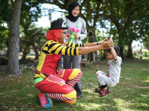 Penghibur profesional dan pemilik Kedah Mascot Services, Amirul Hidayat Zulkifle,29 bersama isterinya, Amylia Faiznur Ahmad,26 dan anaknya,Anaqi Haqimi Amirul Hidayat, 3 yang menjadi tulang belakang kepada kerjayanya sebagai badut antara sumber pendapatan utama, selain melakukan persembahan lain seperti maskot dan ahli silap mata di majlis atau program-program tertentu atas jemputan di sekitar utara tanah air. - Foto Bernama