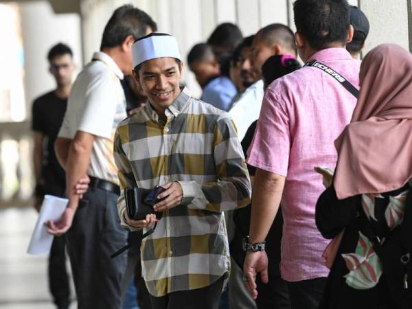 Nik Ahmad Farhan hadir bagi mengikuti prosiding pendakwaan terhadap isterinya, Noorainul Naqim di Mahkamah Majistret Kuala Lumpur hari ini. - Foto Bernama