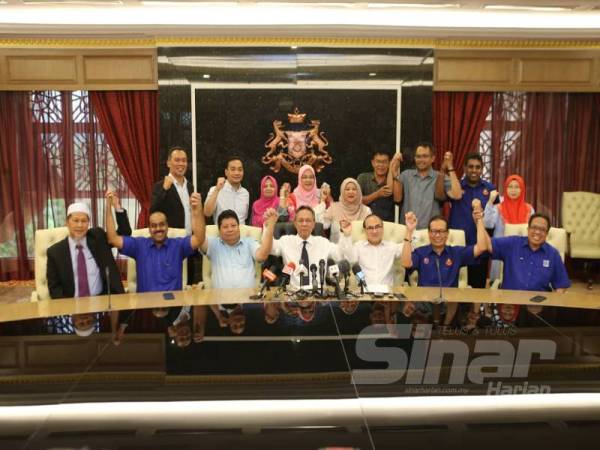 Hasni (tengah) dan Fat Full (tiga dari kanan) bersama barisan ADUN Gabungan Baharu negeri Johor selepas sidang akhbar di Kota Iskandar petang tadi. 