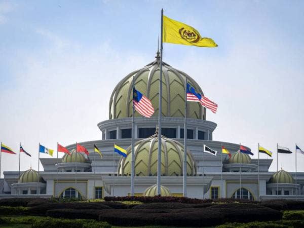 Yang di-Pertuan Agong, Al-Sultan Abdullah Ri’ayatuddin Al-Mustafa Billah Shah berkenan melantik Tan Sri Muhyiddin Yassin sebagai Perdana Menteri kelapan pada 29 Februari lalu. - Foto Bernama