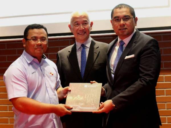 Amirudin (kiri) bersama Seng Kok (tengah) menunjukkan Buku Mewah GM Klang selepas majlis pelancaran buku tersebut di Klang semalam.