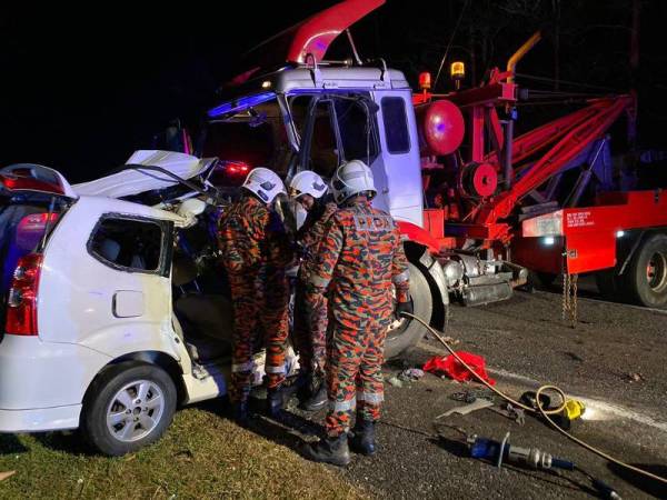 Anggota bomba mengeluarkan mangsa yang tersepit dalam kemalangan membabitkan lori trak tunda dan sebuah MPV di Jalan Mersing-Endau pagi tadi. 