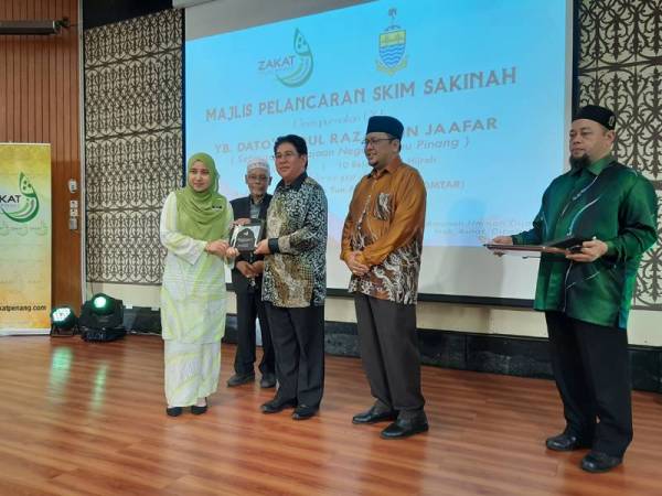 Abdul Razak menyerahkan penghargaan dari ZPP kepada salah seorang wakil majikan.