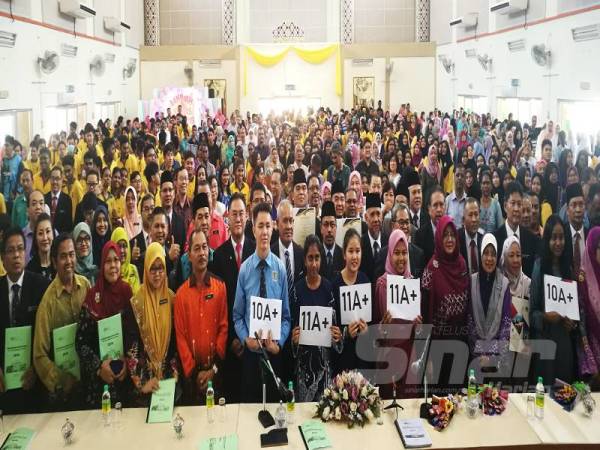 Antara calon pelajar cemerlang bersama guru dan ibu bapa ketika pengumuman keputusan SPM peringkat negeri Kedah dibuat di SMK Ibrahim hari ini. 