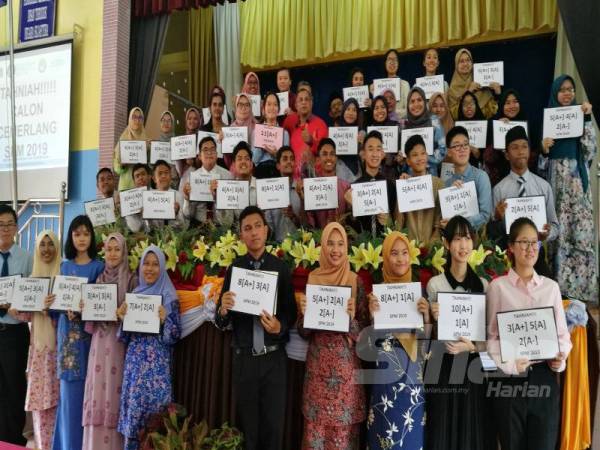 Izmi bergambar bersama 43 pelajar cemerlang SPM 2019.
