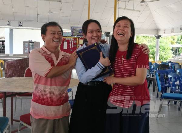 Bee Tan bergambar bersama ibu bapanya.