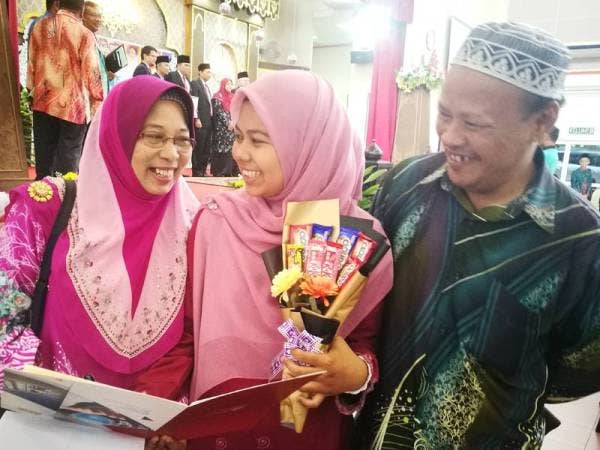 Nur Wahida berkongsi kegembiraan bersama kedua ibu bapanya.