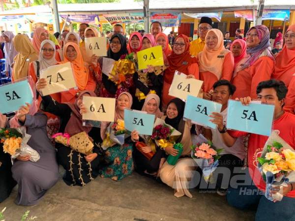Pelajar SMK Pintu Geng bergambar bersama selepas majlis pengumuman keputusan SPM dibuat pagi tadi 