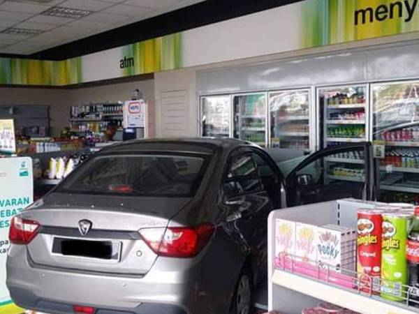 Kereta dipandu seorang wanita merempuh bahagian depan sebuah kedai serbaneka hari ini. - Foto pembaca