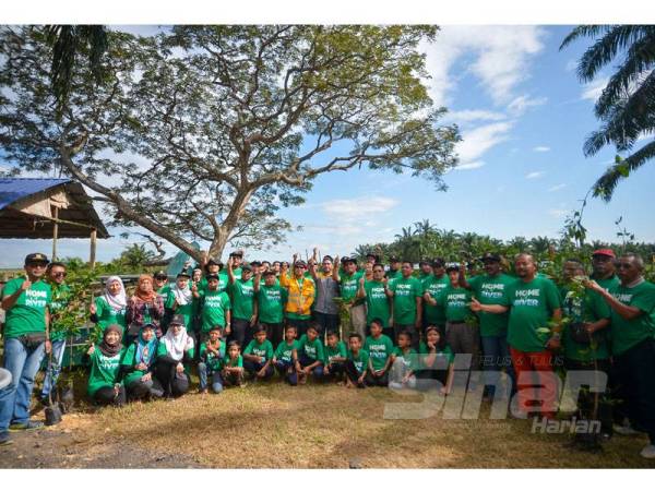 Penduduk Kampung Asahan, Kuala Selangor bersama kakitangan KSSB selepas pelancaran program Home of River pada 22 Februari lalu.