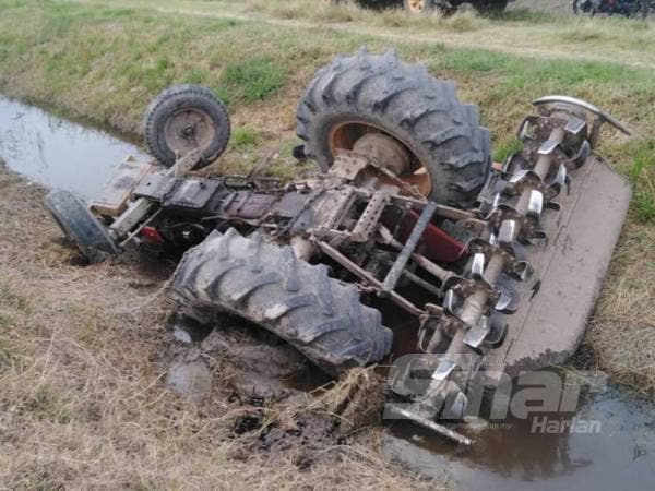 Traktor dipandu Mohd Azwan terbabas lalu terperosok ke dalam parit di Jalan Parit, Sungai Haji Dorani petang semalam.
