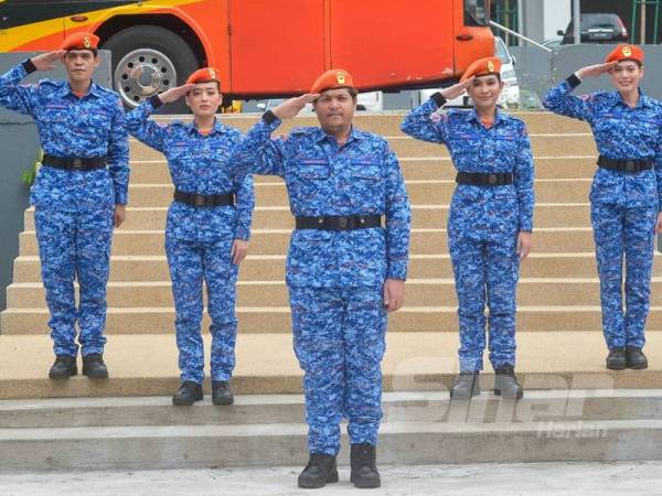 Lima artis dan selebriti yang menganggotai Pertahanan Awam antaranya ialah Hafiz Ippo (depan tengah), Sissy Iman (dua dari kanan), Nemo Cherpen (kiri), Hawa (kanan) dan Zetty Mentor (dua dari kiri) pada Majlis Perasmian Penutup Kursus Pertahanan Awam (Briged Kesenian APM) di Auditorium IPPA hari ini. -Foto Sinar Harian SHARIFUDIN ABDUL RAHIM