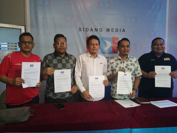 Mohd Azlan (dua dari kanan) menunjukkan kenyataan media yang dikeluarkan oleh Pengerusi PKR, Farhash Wafa Salvador Rizal Mubarak sebelum ini mengenai tindakan ahli PKR Perak keluar parti beramai-ramai.
