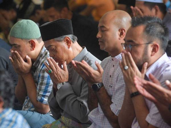 Perdana Menteri Tan Sri Muhyiddin Yassin mengaminkan bacaan doa selepas selesai menunaikan solat Jumaat di Masjid Saidina Umar Al-Khattab, Bukit Damansara hari ini. - Foto Bernama