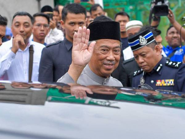 Perdana Menteri Tan Sri Muhyiddin Yassin melambaikan tangan selepas selesai menunaikan solat Jumaat di Masjid Saidina Umar Al-Khattab, Bukit Damansara hari ini. - Foto Bernama
