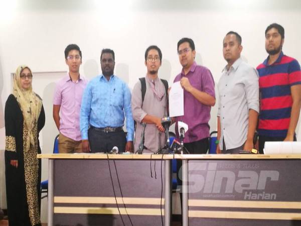 Ahmad Syukri (tiga dari kanan) menyerahkan memorandum kepada wakil Unit Lembaga Disiplin, Julailey Jemadi.