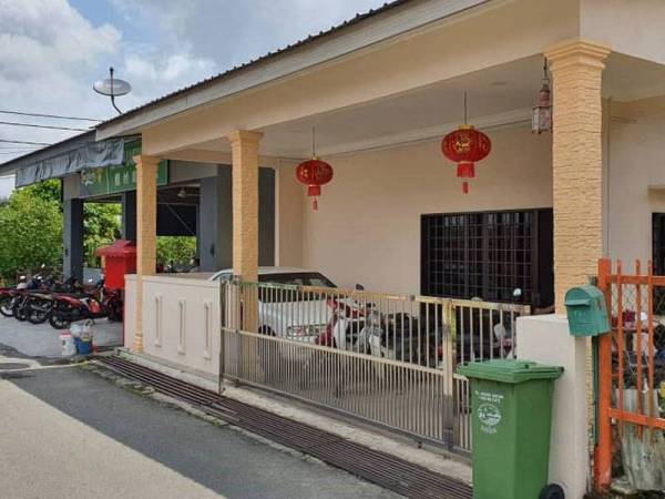 Mangsa ditikam suspek dalam kejadian di hadapan rumahnya pagi tadi.