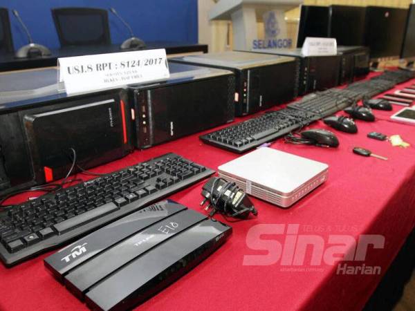 Antara peralatan komputer dan modem internet yang dirampas dipercayai digunakan sindiket untuk beroperasi.