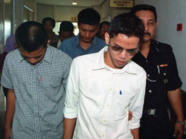 Azizul Azual Mohamad Jailani (depan) dan Muhammad Zakwan Ahmad Zaki (kiri) dan Noorman Ab Wahab (kemeja biru, belakang) yang dituduh membunuh pensyarah UiTM, Bakarudin Busu dibawa masuk ke Mahkamah Tinggi Shah Alam, Selangor pada tahun 2003.