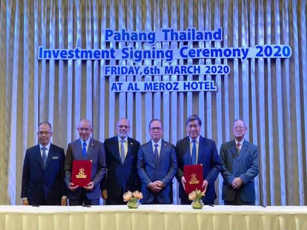 Wan Rosdy (tiga dari kanan) hadir menyaksikan MoU antara PKS dan PKNP bersama pelabur dari Thailand sempena lawatan kerja beliau ke negara itu semalam. Foto: Media Menteri Besar Pahang.