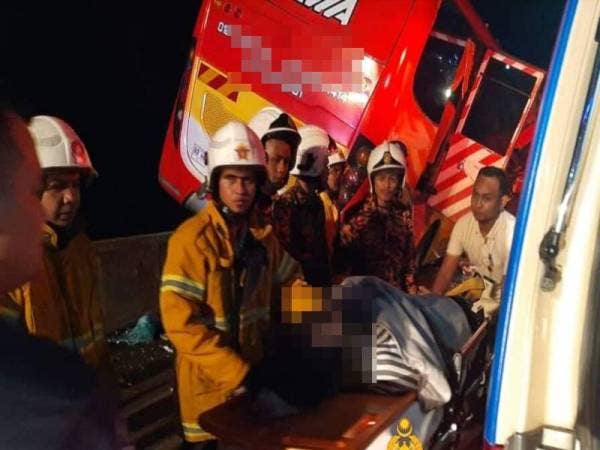 Anggota bomba membantu membawa mangsa yang cedera ke hospital untuk menerima rawatan. - Foto Bomba