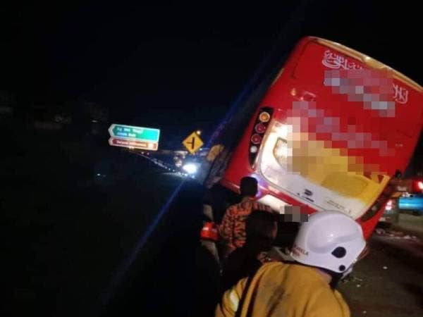 Keadaan bas membawa 38 guru dari SMK TTDI Jaya yang terbabit kemalangan di Lebuh Raya Kuala Lumpur-Karak tengah malam tadi. - Foto Bomba