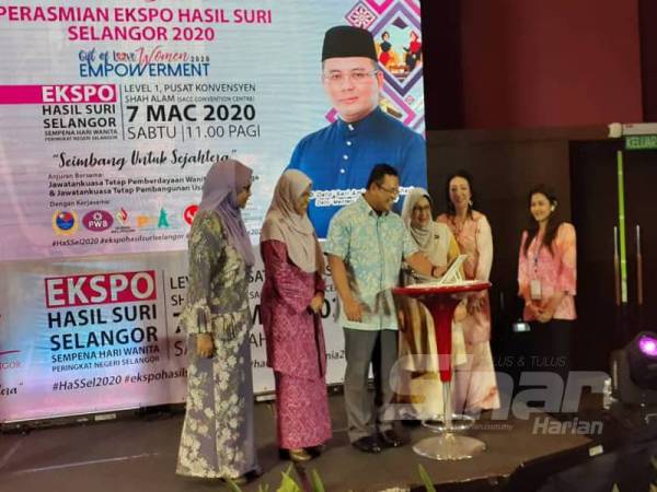 Amirudin ketika merasmikan Program Ekspo Hasil Suri Selangor sempena Sambutan Hari Wanita Peringkat Negeri di Pusat Konvensyen Shah Alam hari ini.
