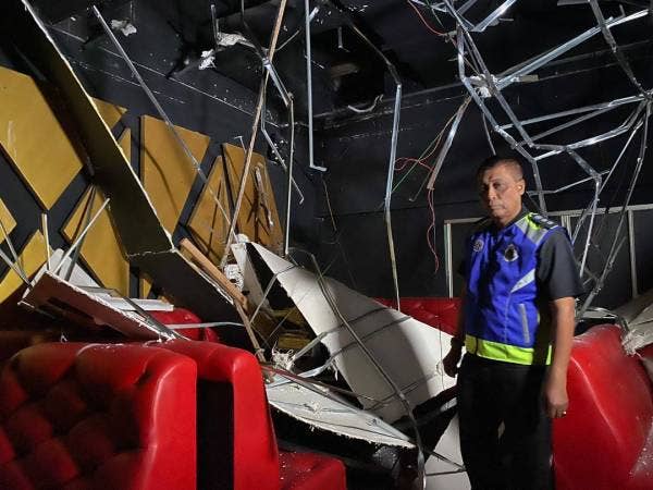  Adnan menunjukkan siling yang runtuh di sebuah pusat hiburan di Jalan Pahang, Kuala Lumpur, selepas dipanjat dua lelaki yang cuba melarikan diri dalam Op Club Rat, awal pagi tadi. 