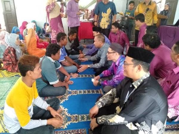 Asmuddin (kiri) bersiap sedia untuk melafazkan dua kalimah syahadah dalam majlis berkenaan.