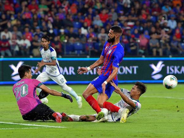 Pemain JDT Liridon Krasniqi terjatuh diasak pemain UiTM FC Muhammad Danish Haziq Saipul Hisham dan penjaga Gol UiTM FC Muhamad Nor Haziq Mohd Aris pada perlawanan Liga Super di Stadium Sultan Ibrahim, Gelang Patah malam ini. - Foto Bernama