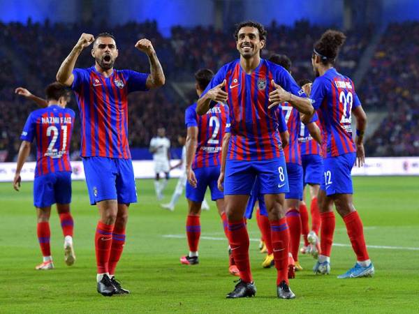 Pemain JDT Diogo Luis Santo meraikan jaringan bersama rakan-rakan ketika menentang UiTM FC pada perlawanan Liga Super di Stadium Sultan Ibrahim, Gelang Patah hari ini. - Foto Bernama