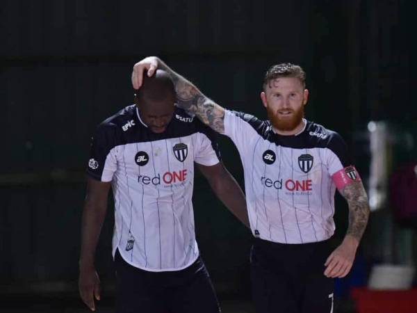 Ketua pasukan Terengganu, Lee Andrew Tuck (kanan) meraikan Dominique Da Sylva yang muncul wira menjaringkan empat gol di Stadium Darul Aman semalam. Foto: Ahmad Zaki Osman