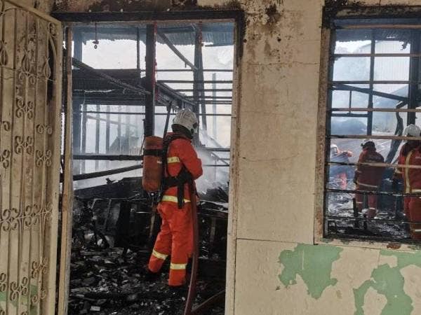 Anggota bomba melakukan pemeriksaan di lokasi kejadian. - Foto JBPM Perak.