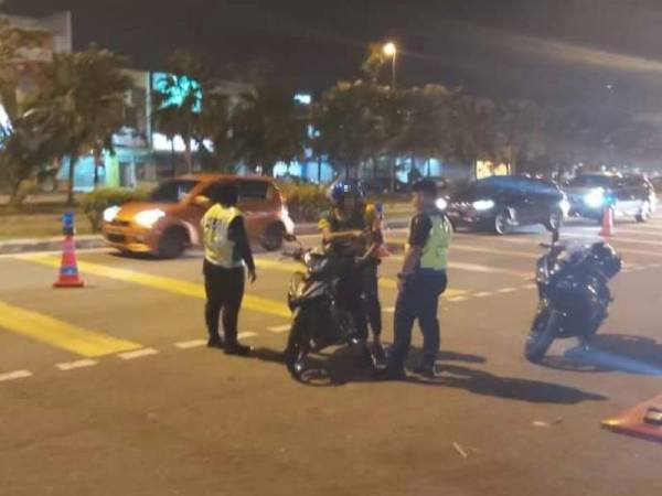 Ops Bersepadu dijalankan di sekitar daerah Klang berjaya menahan empat lelaki atas kesalahan dadah dan memandu bawah pengaruh alkohol malam tadi.