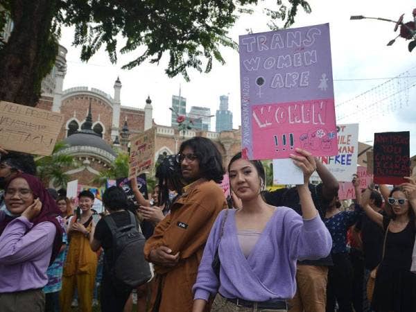 Antara individu yang hadir himpunan di Dataran Merdeka.