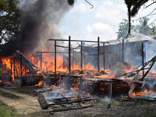 Rumah didiami enam beranak musnah dalam kebakaran di Jalan Hospital, Kampong Gong Pauh kira-kira jam 11 pagi tadi.