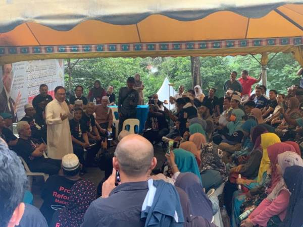 Anwar berucap di hadapan ratusan penyokongnya yang hadir pada Majlis Himpunan Tertinggi PRO98 Reformis Malaysia bersama Puteri Reformis di ibu negara hari ini