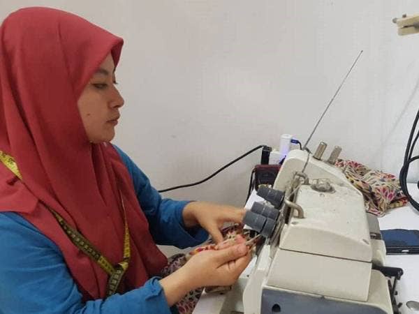 Noraini masih bertuah kerana mempunyai pelanggan tetap.