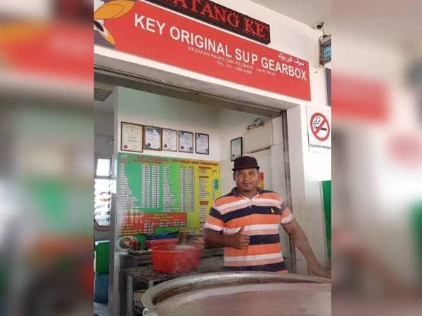 Zulkifli di hadapan gerai supnya.