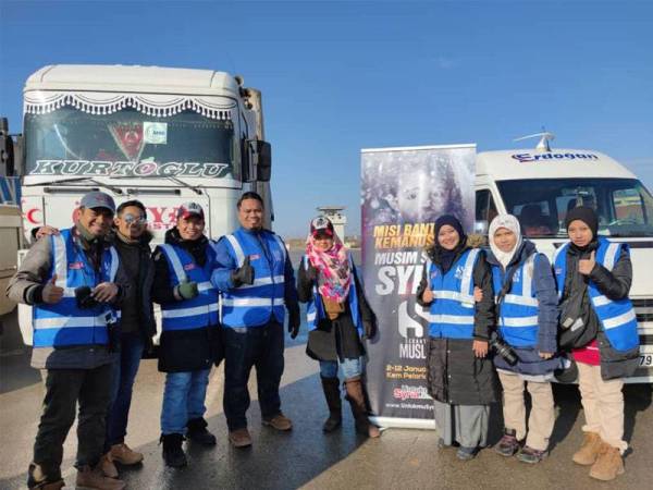 Dr Azuraida (lima dari kiri) dan pasukannya dalam misi bantuan musim sejuk ke Syria bersama NGO Serantau Muslim baru-baru ini.